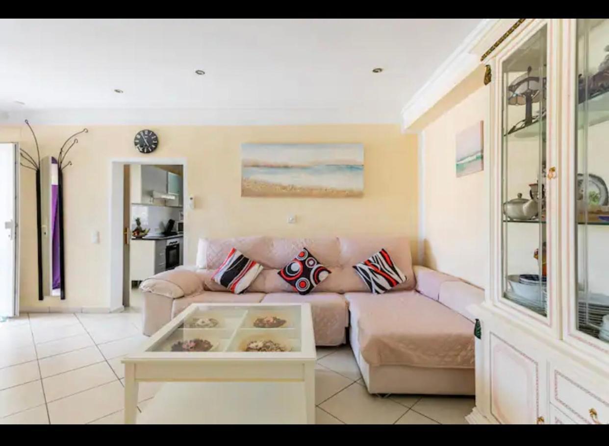 Villa Eva Asiana Guesthouse With Shared Pool ベニッサ エクステリア 写真